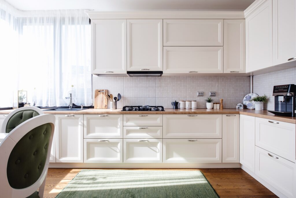 Cocina con muebles de madera